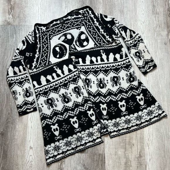 Disney/Torrid Sweater Tim Burtons Nightmare Before Christmas white black size L - Picture 1 of 6